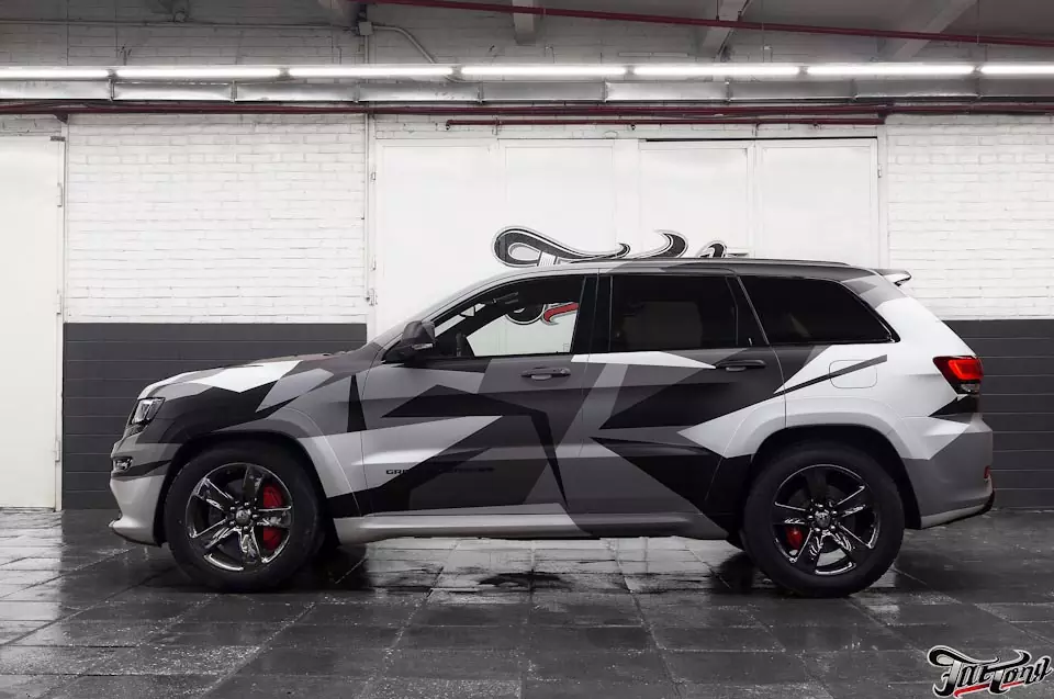 Jeep SRT8. Разработка дизайн-проекта камуфляжа, печать и нанесение на кузов.